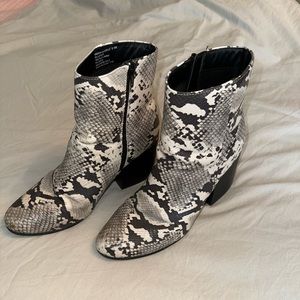 Steve Madden snake skin bootie. Size 8.5.